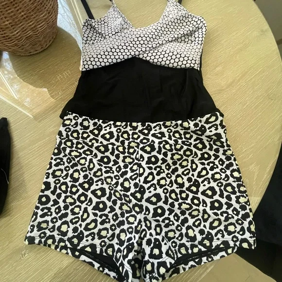 Black and White Polka Dot Swimsuit comes with 2 pieces - Picture 5 of 10